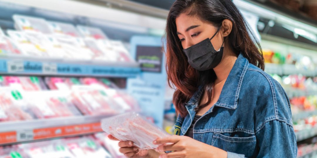 WomanReadingFoodLabelWithMask_Lead